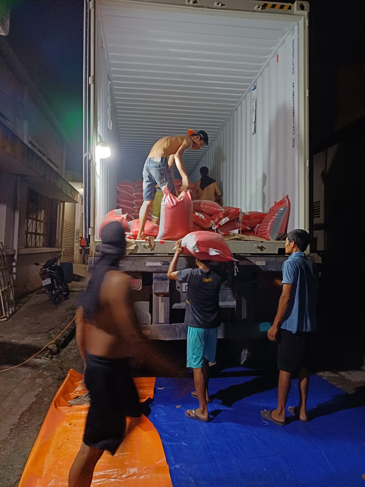 WhatsApp Image 2026-07-18 at 6.50.01 PM (1) Basil seeds Unloading at Buyer Warehouse